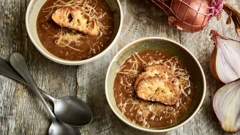 Zupa cebulowa – aromatyczna klasyka w nowoczesnym wydaniu 3 Zupa cebulowa – aromatyczna klasyka w nowoczesnym wydaniu