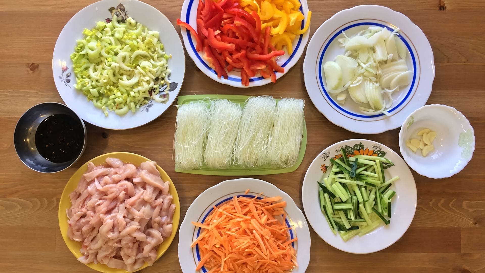 Szybki i Smaczny makaron chow mein w 15 minut 2 makaron chow mein - Składniki