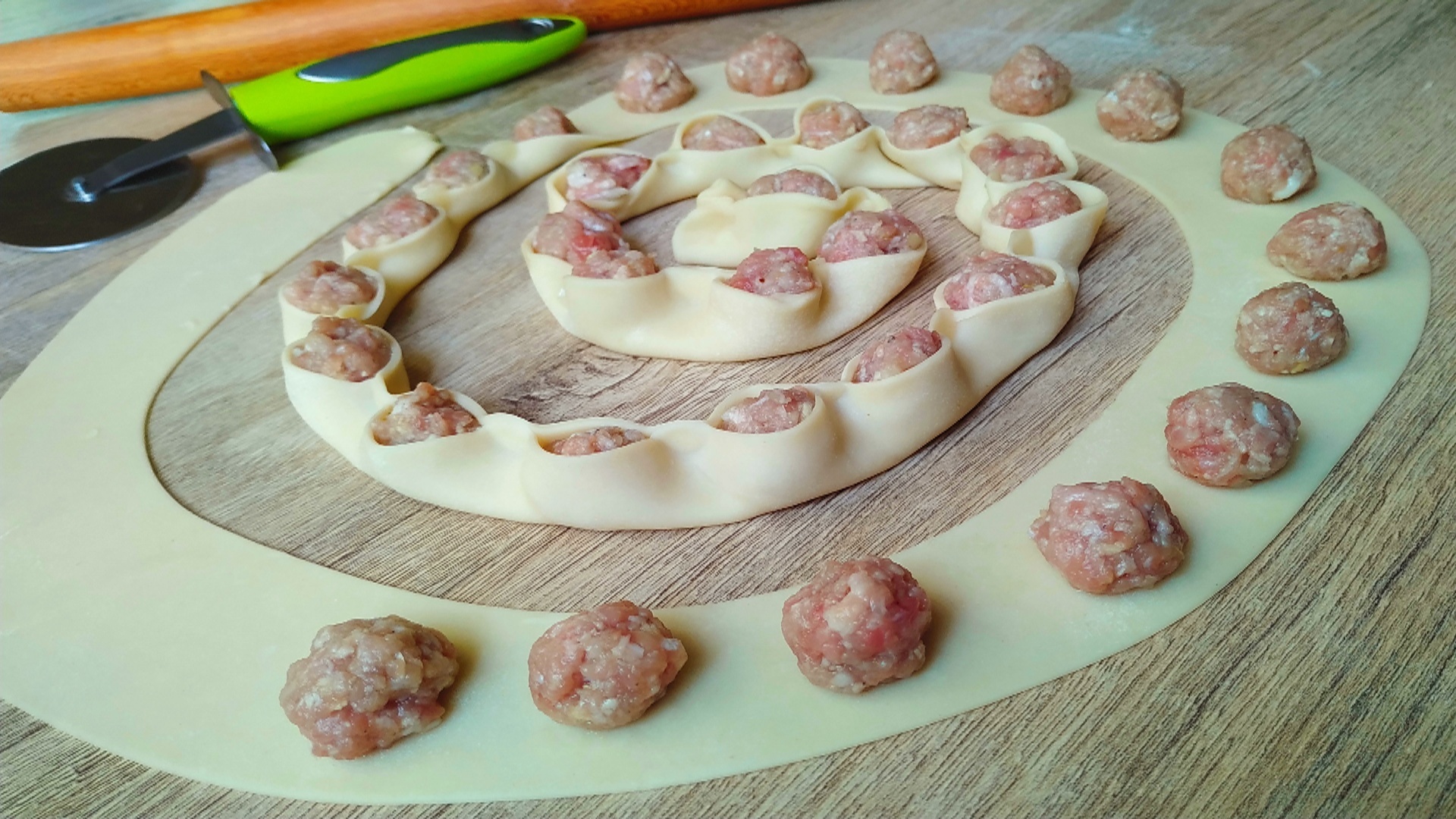 Najlepszy Przepis na pierogi z mięsem mielonym surowym: Tradycyjny Polski Styl 2 pierogi z mięsem mielonym surowym - Składniki