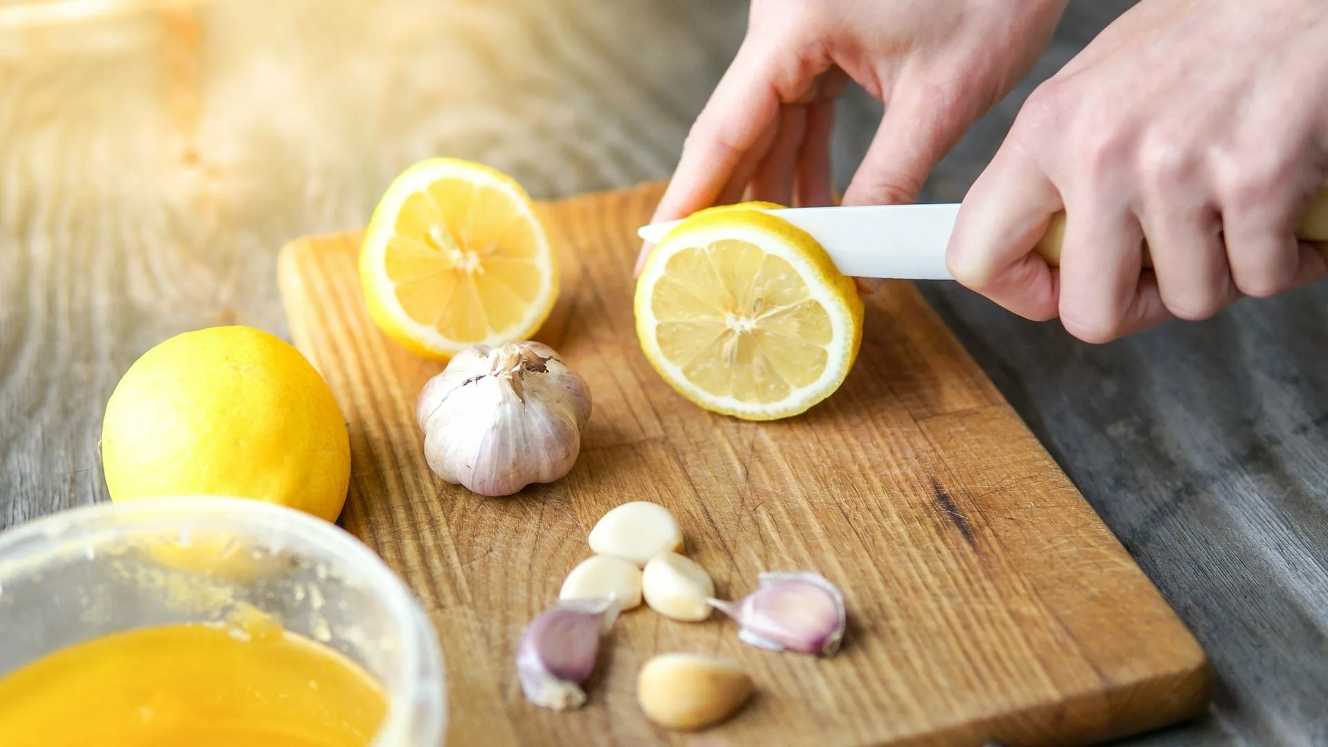 Pyszny syrop z cebuli czosnku, miodu i cytryny: Przepis na Uroczystą Kolację 3 syrop z cebuli czosnku, miodu i cytryny - Krok po kroku