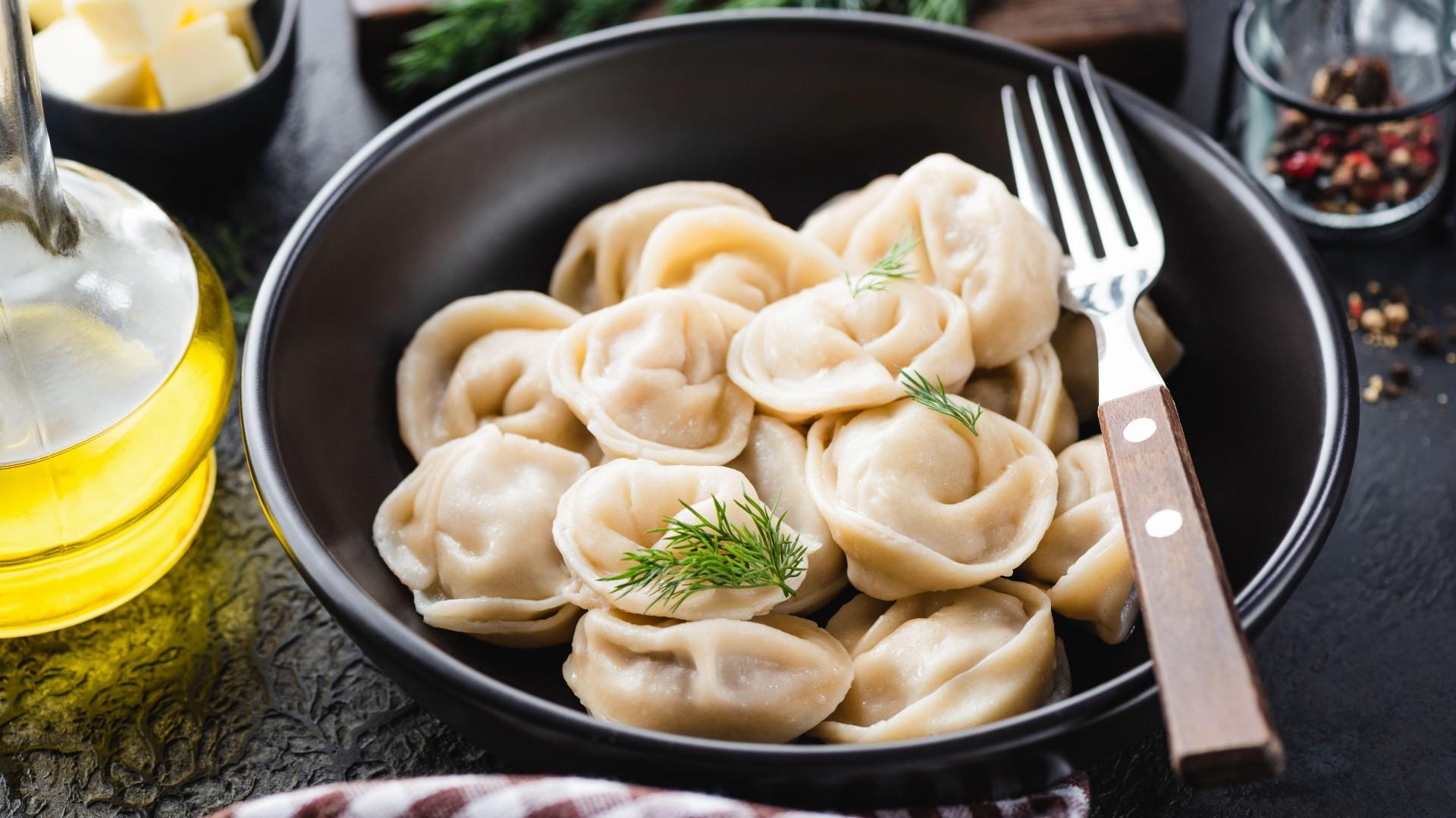Najlepszy Przepis na pierogi z mięsem mielonym surowym: Tradycyjny Polski Styl 3 pierogi z mięsem mielonym surowym - Krok po kroku