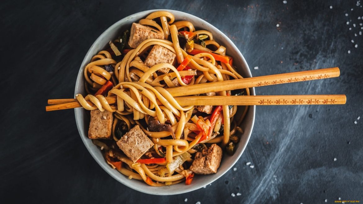 Szybki i Smaczny makaron chow mein w 15 minut