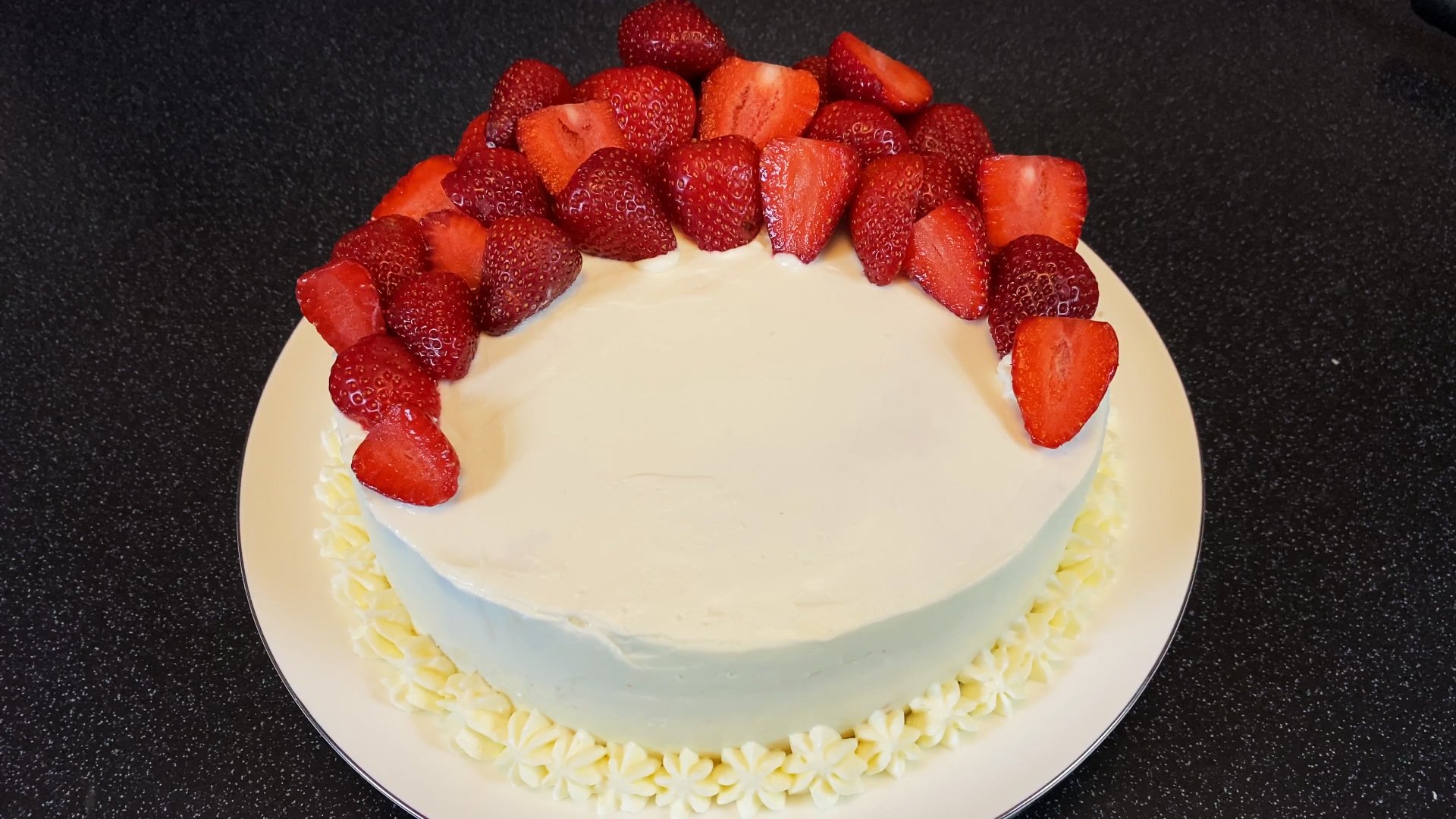 ciasto z mascarpone i truskawkami - Featured